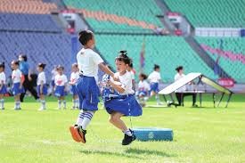 全英羽球赛｜陈康乐生日前夕扭伤脚踝 蒂娜背她离场情同姐妹