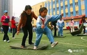 拉维亚这波走步简直离谱到家，居然还没被吹罚🤣